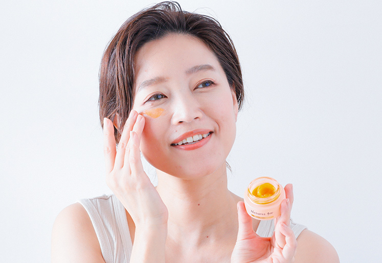 「贅沢保湿クリームで集中美容ケア」