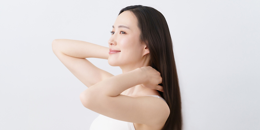 すこやかな髪の女性